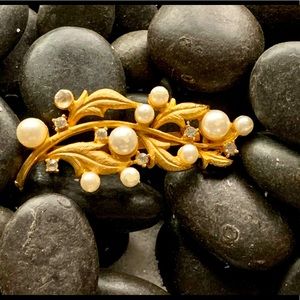 Roma Gold Floral Brooche w/ pearls